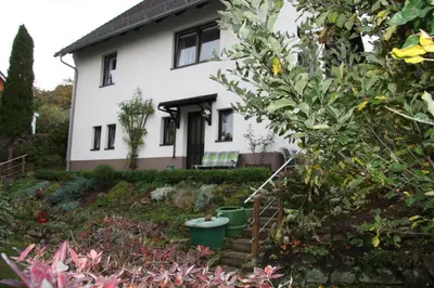 Ein Garten an der Unterkunft Ferienwohnung Am Steinbachtal
