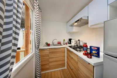 Küche/Küchenzeile in der Unterkunft KNAUS Campingpark Walkenried