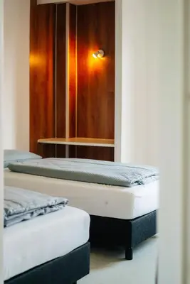 Ein Bett oder Betten in einem Zimmer der Unterkunft Haus Sonnblick - Gruppenhaus - bis zu 42 Personen - großer Gemeinschaftsbereich - Billiard - Soccer - Dart - Garten