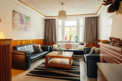 Ein Sitzbereich in der Unterkunft Haus Sonnblick - Gruppenhaus - bis zu 42 Personen - großer Gemeinschaftsbereich - Billiard - Soccer - Dart - Garten