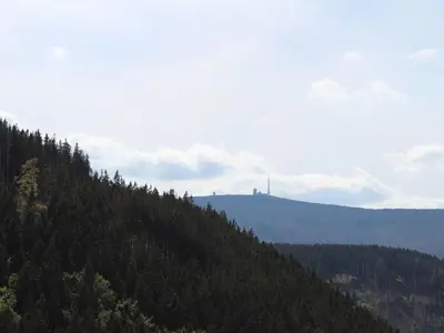 Ein allgemeiner Bergblick oder ein Berglick von des Ferienhauses aus