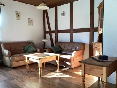 Ein Sitzbereich in der Unterkunft Ferienwohnung in Kamschlacken