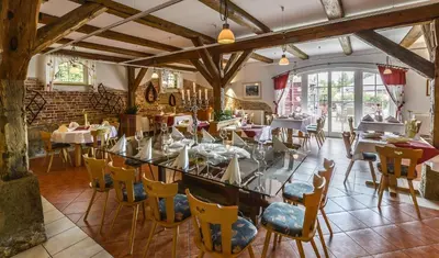 Ein Restaurant oder anderes Speiselokal in der Unterkunft Hotel Gut Voigtlaender