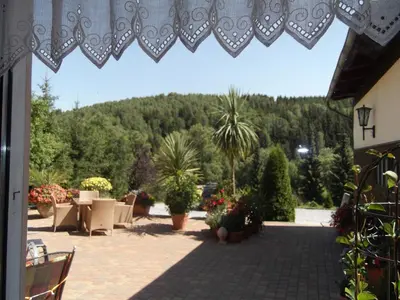 Ein allgemeiner Bergblick oder ein Berglick von der Pension aus