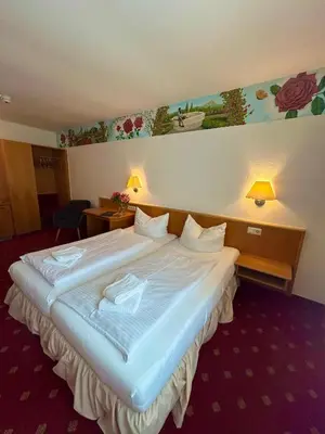 Ein Bett oder Betten in einem Zimmer der Unterkunft Hotel Domschatz