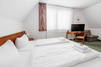 Ein Bett oder Betten in einem Zimmer der Unterkunft Hotel Domschatz