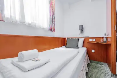 Ein Bett oder Betten in einem Zimmer der Unterkunft Hotel Domschatz