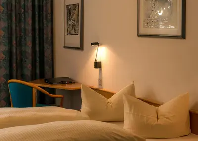 Ein Bett oder Betten in einem Zimmer der Unterkunft Median Hotel Garni