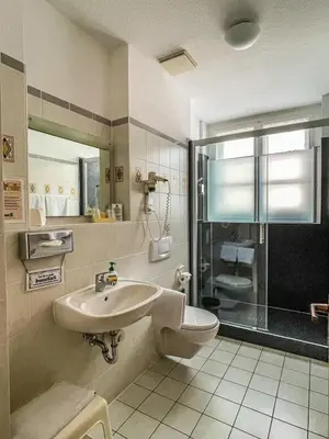Ein Badezimmer in der Unterkunft Altwernigeröder Apparthotel
