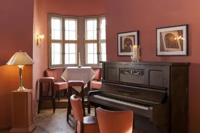 Ein Sitzbereich in der Unterkunft Wyndham Garden Quedlinburg Stadtschloss