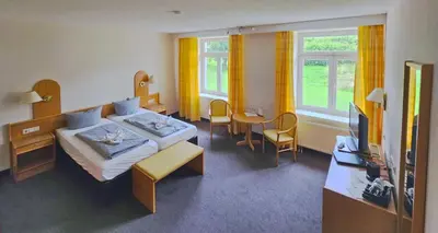 Ein Bett oder Betten in einem Zimmer der Unterkunft REGIOHOTEL Berghotel Ilsenburg - #Panoramablick #Wellness #Wallbox #GroßesAbendbuffet