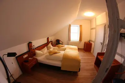Ein Bett oder Betten in einem Zimmer der Unterkunft Hotel Goldene Krone