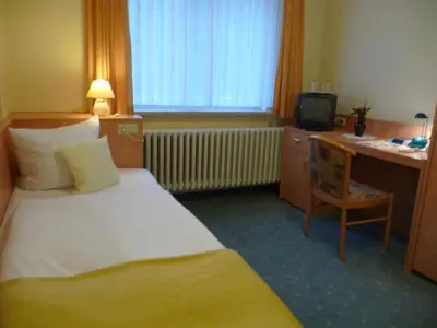 Ein Bett oder Betten in einem Zimmer der Unterkunft Hotel Garni am Schlosspark