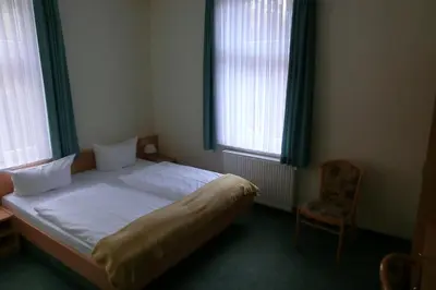 Ein Bett oder Betten in einem Zimmer der Unterkunft Hotel Garni am Schlosspark
