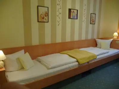Ein Bett oder Betten in einem Zimmer der Unterkunft Hotel Garni am Schlosspark