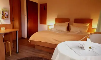 Ein Bett oder Betten in einem Zimmer der Unterkunft Hotel zur Schmiede