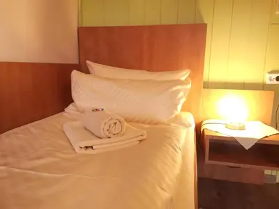 Ein Bett oder Betten in einem Zimmer der Unterkunft Hotel zur Schmiede