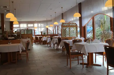Ein Restaurant oder anderes Speiselokal in der Unterkunft Kurpark Flair Hotel Im Ilsetal