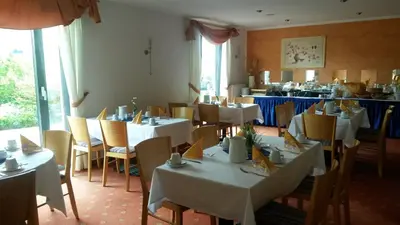 Ein Restaurant oder anderes Speiselokal in der Unterkunft Hotel Ambiente