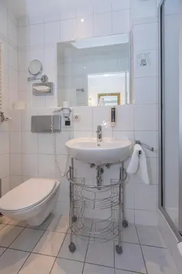 Ein Badezimmer in der Unterkunft Hotel Zum Bär