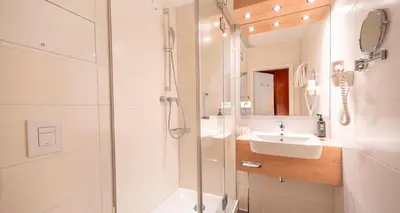 Ein Badezimmer in der Unterkunft PLAZA INN Goslar