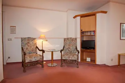 Ein Sitzbereich in der Unterkunft Parkhotel Unter den Linden