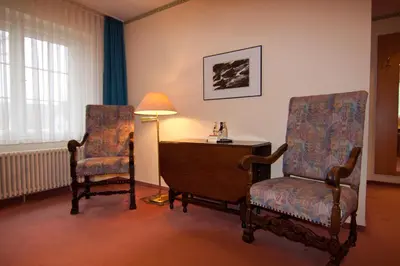 Ein Sitzbereich in der Unterkunft Parkhotel Unter den Linden
