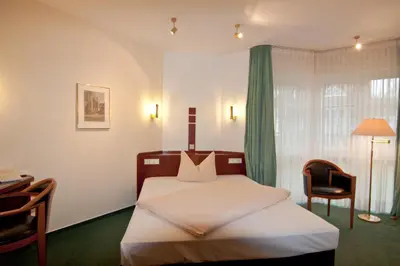Ein Bett oder Betten in einem Zimmer der Unterkunft Parkhotel Unter den Linden
