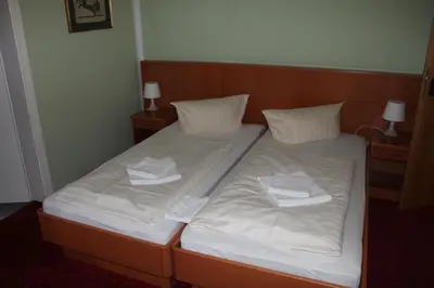 Ein Bett oder Betten in einem Zimmer der Unterkunft La Rustica Altstadthotel