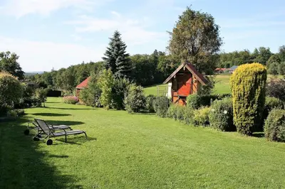 Ein Garten an der Unterkunft Ferienhaus Grimm