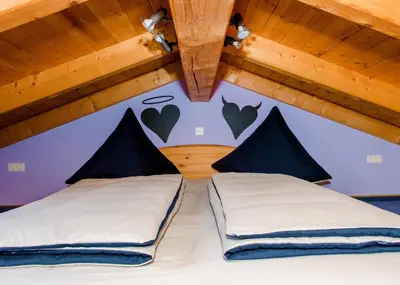 Ein Bett oder Betten in einem Zimmer der Unterkunft Ferienhaus Hexenschlummer - Schlafzimmer und romantischer Schlafboden