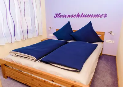 Ein Bett oder Betten in einem Zimmer der Unterkunft Ferienhaus Hexenschlummer - Schlafzimmer und romantischer Schlafboden