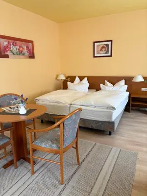 Ein Bett oder Betten in einem Zimmer der Unterkunft Hotel-Pension Bergkranz