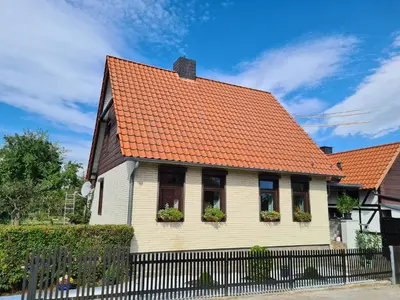 Das Gebäude in dem sich das Ferienhaus befindet