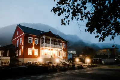 Ein allgemeiner Bergblick oder ein Berglick von des Aparthotels aus