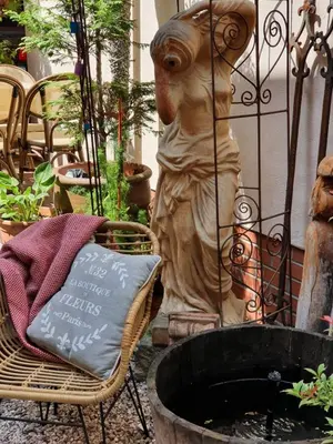 Ein Garten an der Unterkunft Café Burgstraße