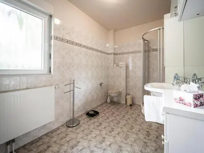 Ein Badezimmer in der Unterkunft Ferienhaus an der Wiese, Tanne