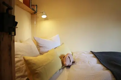 Ein Bett oder Betten in einem Zimmer der Unterkunft Wohlfühl Appartement -direkt--- Kaisereins punkt de --- traditionelles Lehmhaus Parken gratis