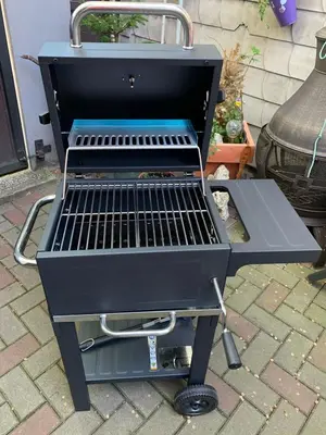 Ein für Gäste verfügbarer Grill im Ferienhaus