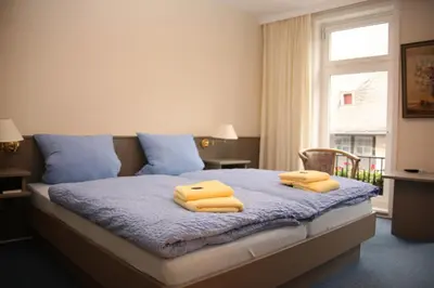 Ein Bett oder Betten in einem Zimmer der Unterkunft Hotel Garni Kaiserpfalz