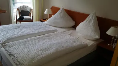 Ein Bett oder Betten in einem Zimmer der Unterkunft Hotel Garni Kaiserpfalz