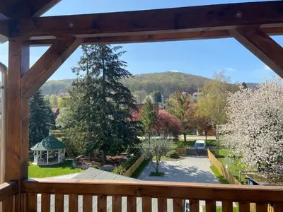 Ein allgemeiner Bergblick oder ein Berglick von der Ferienwohnung aus