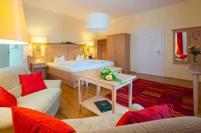 Ein Sitzbereich in der Unterkunft Hotel Victoria