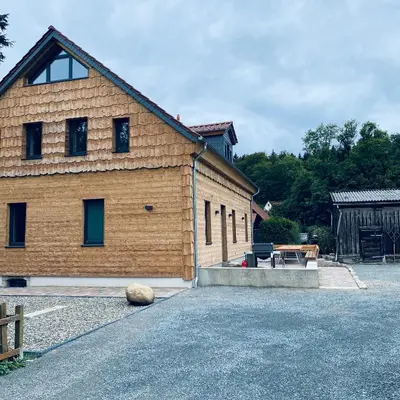 Das Gebäude in dem sich das Ferienhaus befindet