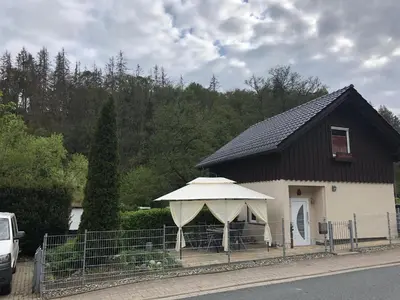 Das Gebäude in dem sich das Ferienhaus befindet