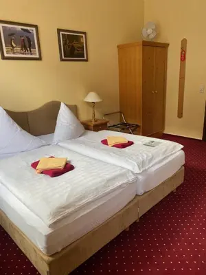 Ein Bett oder Betten in einem Zimmer der Unterkunft Hotel garni Am Dippeplatz