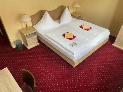 Ein Bett oder Betten in einem Zimmer der Unterkunft Hotel garni Am Dippeplatz