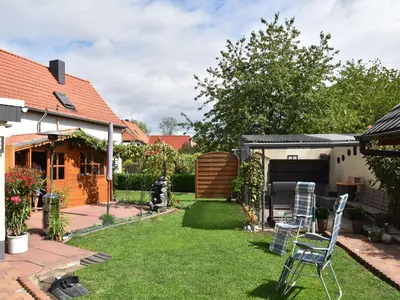 Ein Garten an der Unterkunft Schöne Ferienwohnung in Veckenstedt