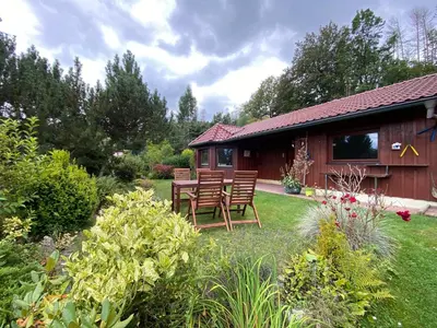 Ein Garten an der Unterkunft Lodge am Wald Terrasse Garten Grill ruhige Lage Wandern
