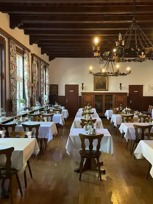 Ein Restaurant oder anderes Speiselokal in der Unterkunft Hotel Goldene Krone